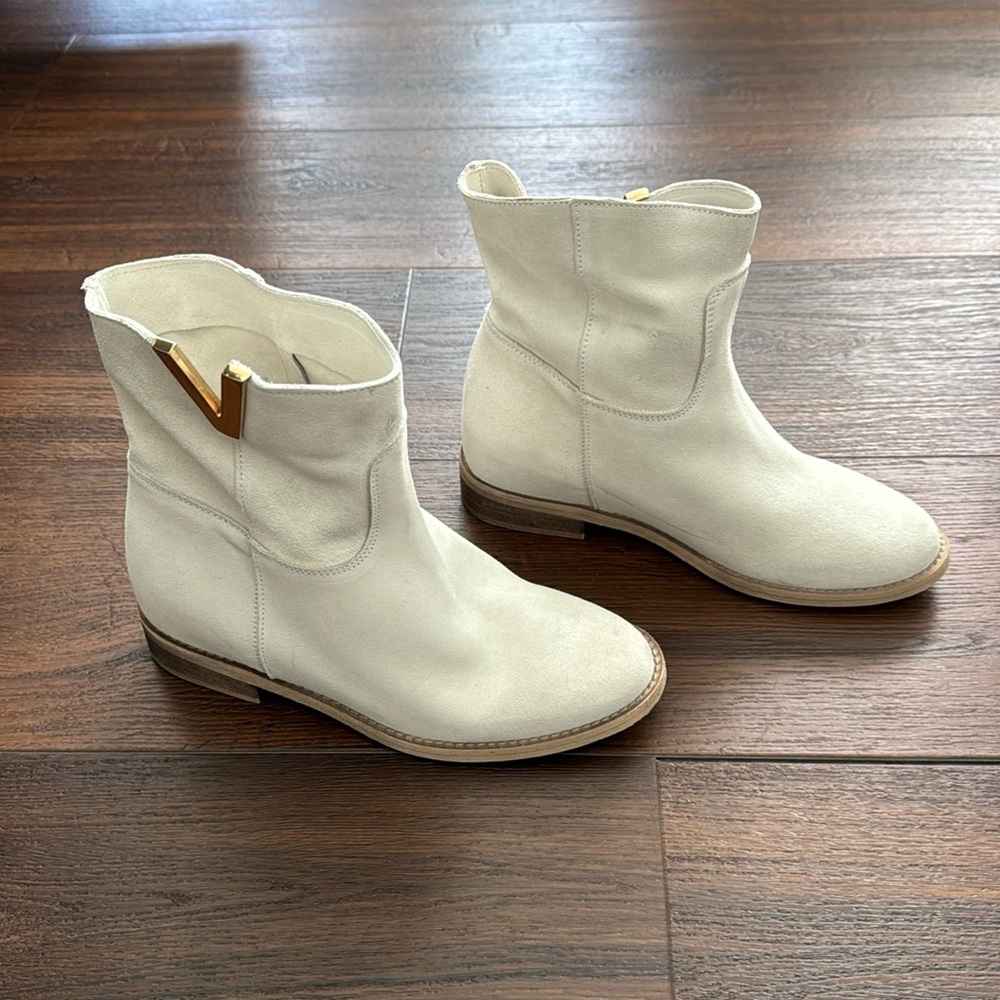 Nila & Nila NWT made in Italy Suede Ivory Bootie with Gold V on top.